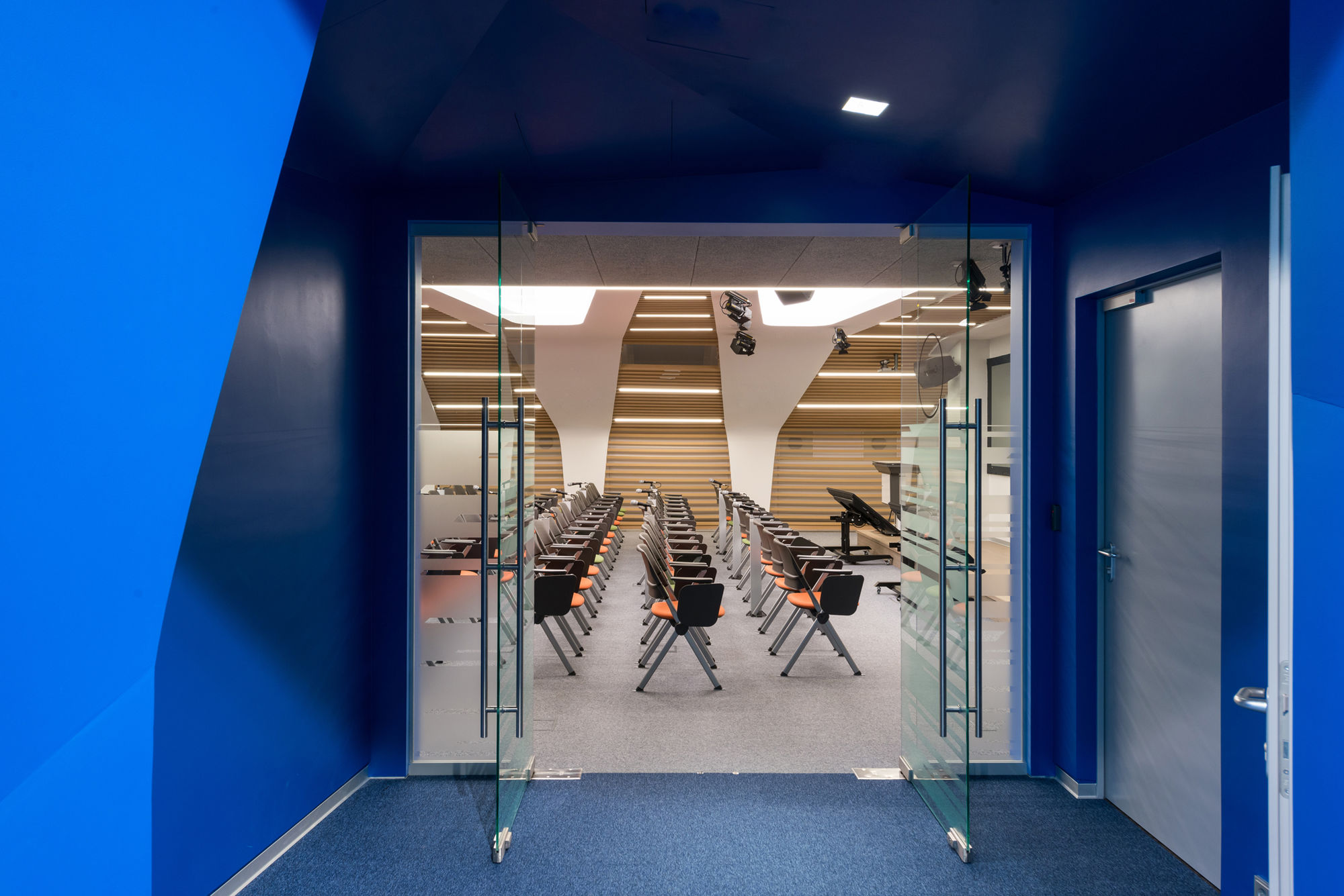 Фото Суцільноскляні двері