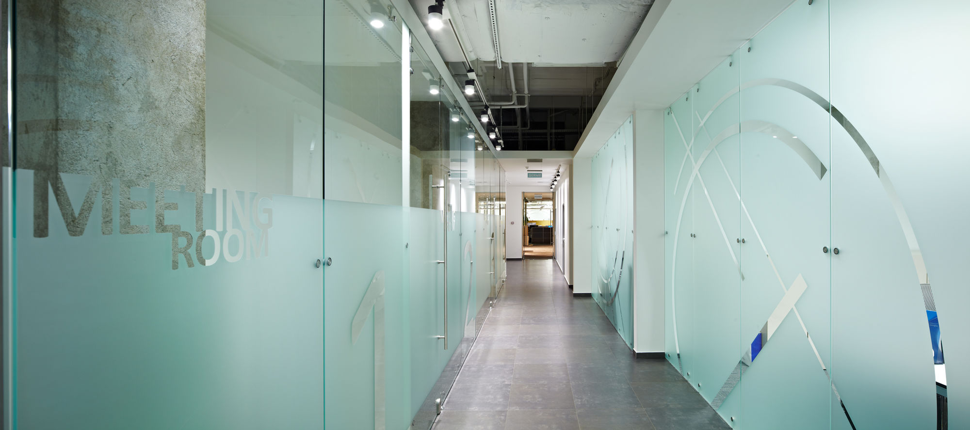 Фото Суцільноскляні двері