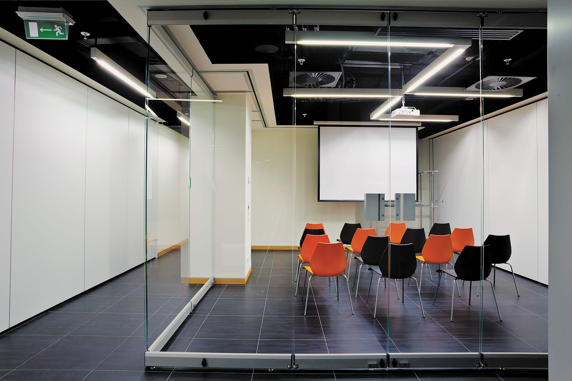 Фото Розсувні  суцільноскляні перегородки UALCOM Hufcor G3000