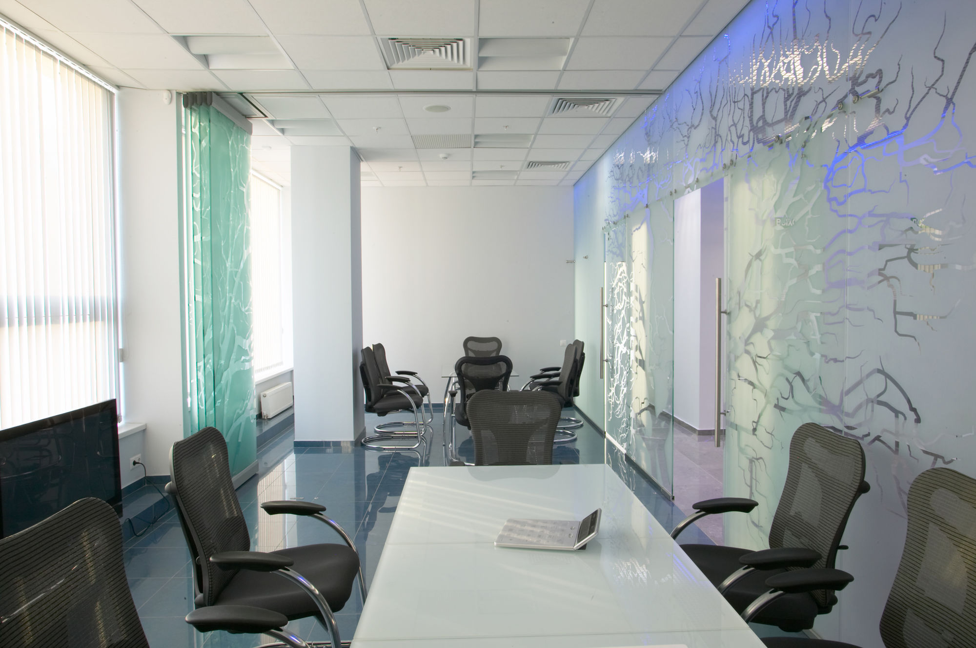 Фото Розсувні  суцільноскляні перегородки UALCOM Hufcor G3000