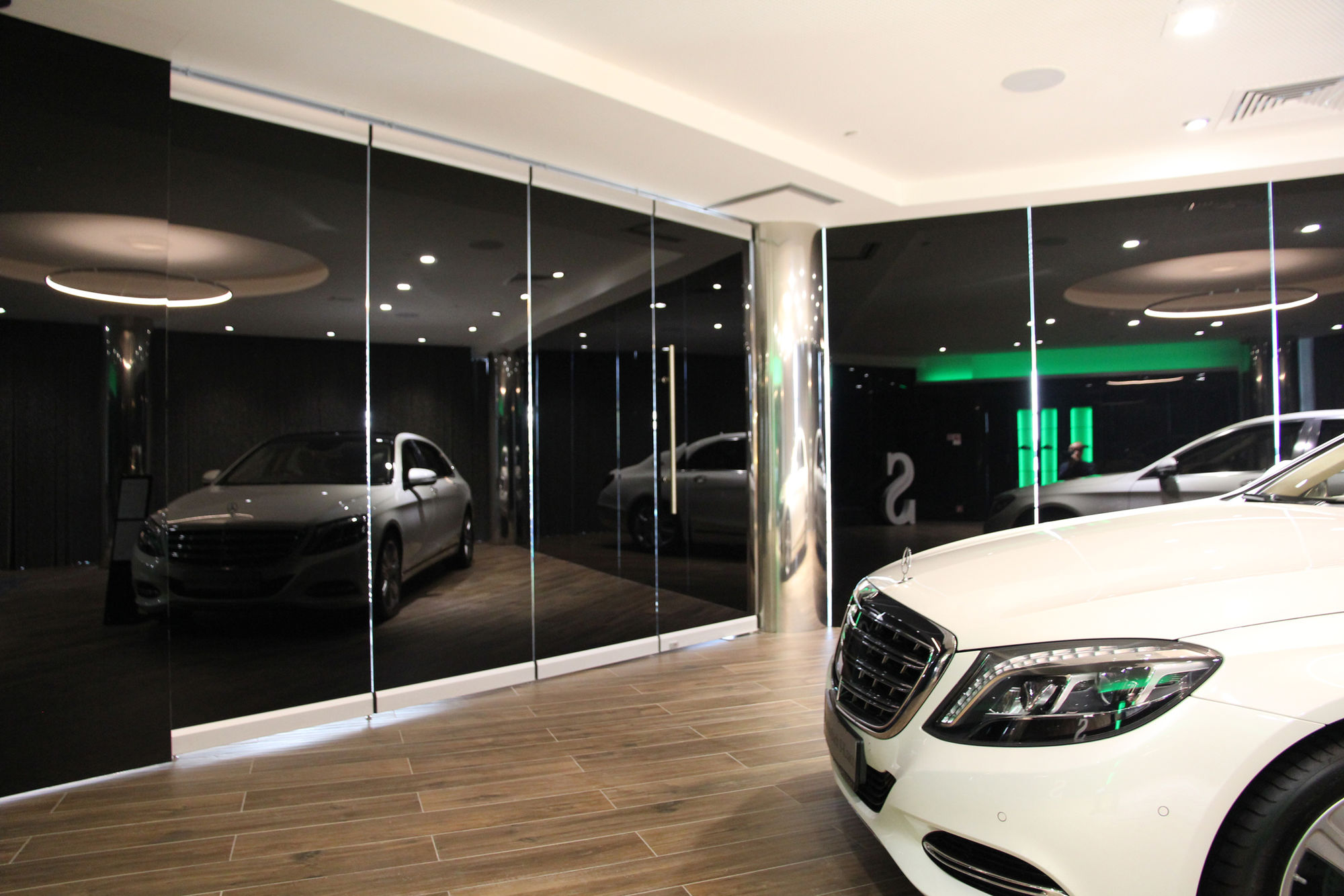 Фото Розсувні  суцільноскляні перегородки UALCOM Hufcor G3000