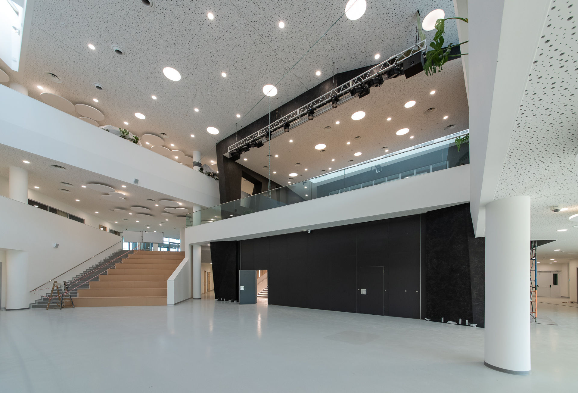 Фото Розсувні перегородки UALCOM Hufcor