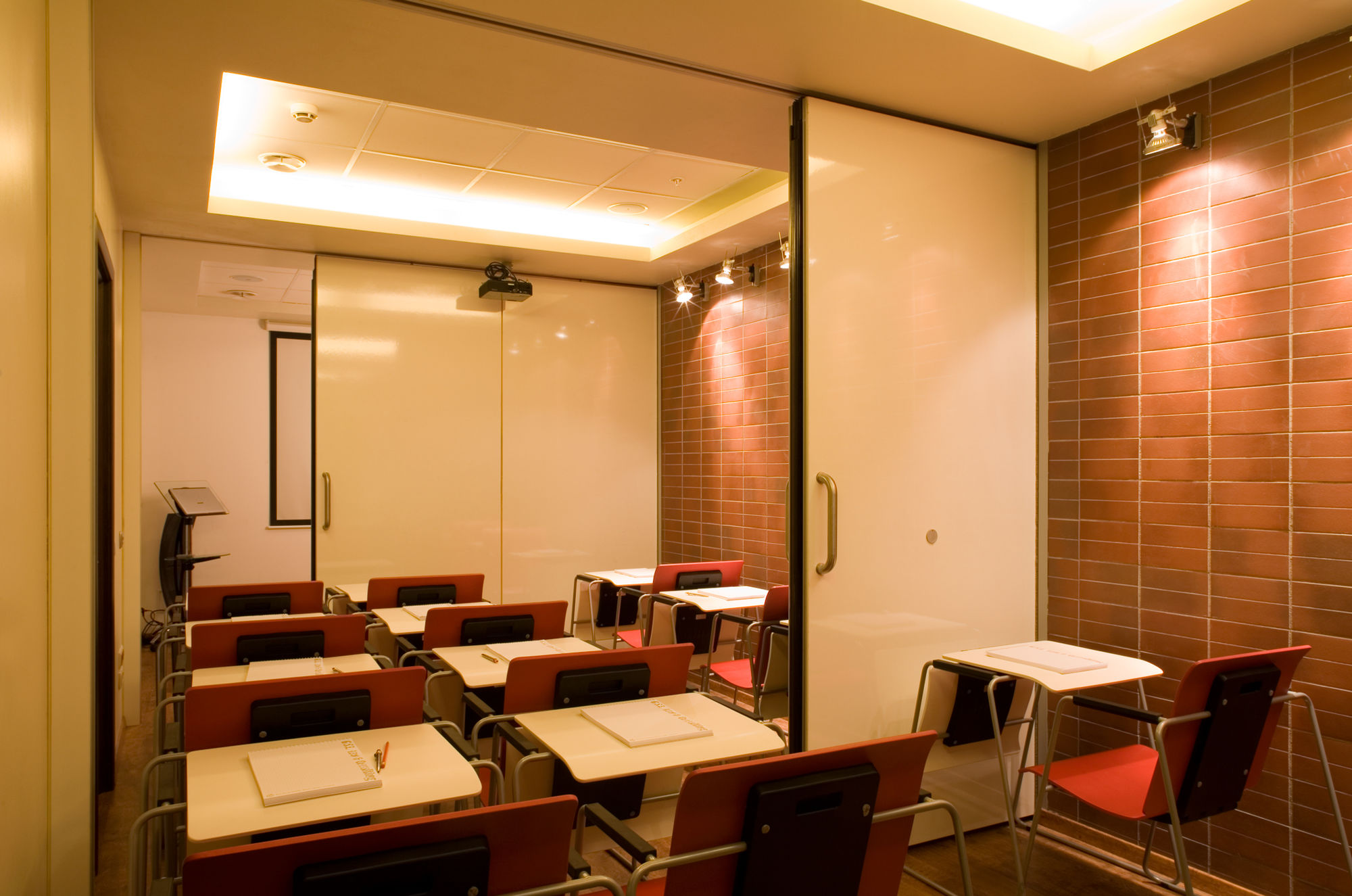 Фото Розсувні перегородки UALCOM Hufcor