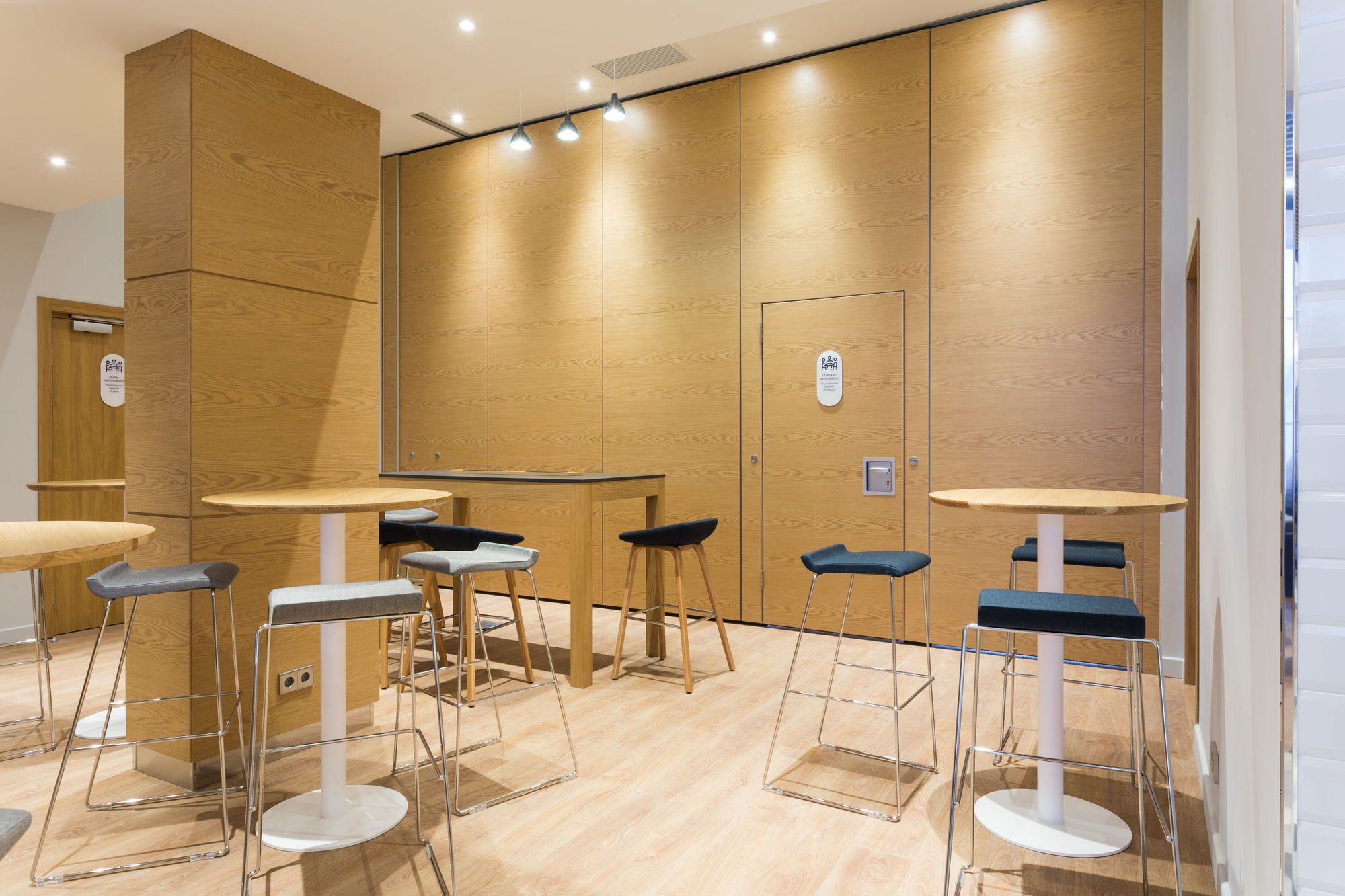 Фото Розсувні перегородки UALCOM Hufcor