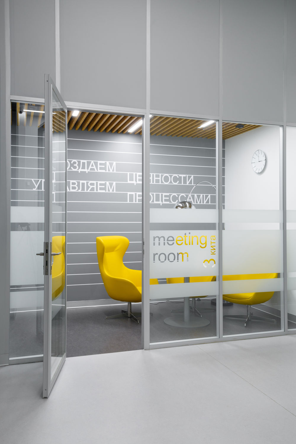 Фото Двері в алюмінієвій обв'язці