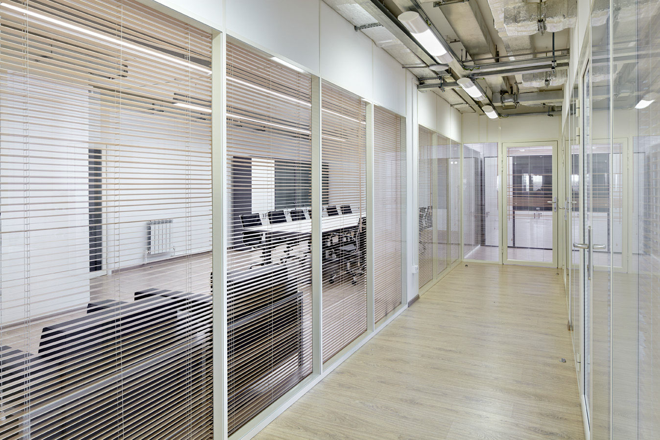 Фото Двері в алюмінієвій обв'язці