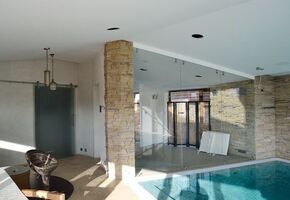 На сайте размещены новые фотографии перегородок UALCOM-Crystal в частном коттедже.