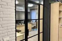 Компанія UALCOM реалізувала проєкт зі встановлення офісних перегородок UALCOM Crystal для сучасного офісу інженерно-будівельного напряму.