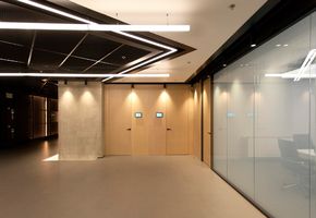 UALCOM SmartGlass в проекті Новий офіс для української юридичної компанії AEQUO.