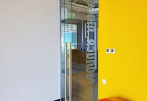 Стаціонарні перегородки в проекті Компанія UALCOM виконала проект із встановлення склянних перегородок у БЦ Гуллівер для ІТ компанії «Бітрікс 24».