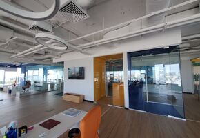 Стаціонарні перегородки в проекті Компанія UALCOM виконала проект із встановлення склянних перегородок у БЦ Гуллівер для ІТ компанії «Бітрікс 24».