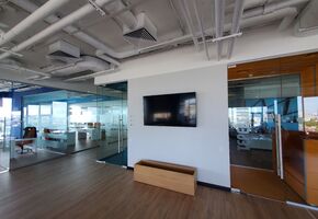 Стаціонарні перегородки в проекті Компанія UALCOM виконала проект із встановлення склянних перегородок у БЦ Гуллівер для ІТ компанії «Бітрікс 24».