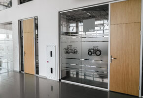 UALCOM-Crystal в проекті Класичне оформлення офісного простору для дилера світових виробників сільгосптехніки.