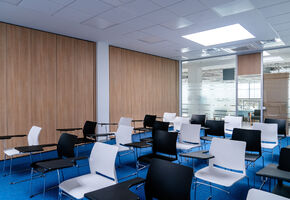 Розсувні перегородки в проекті Класичне оформлення офісного простору для дилера світових виробників сільгосптехніки.