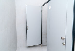 Сантехнічні перегородки в проекті Класичне оформлення офісного простору для дилера світових виробників сільгосптехніки.