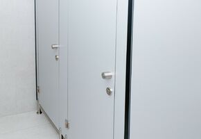 Сантехнічні перегородки в проекті Класичне оформлення офісного простору для дилера світових виробників сільгосптехніки.