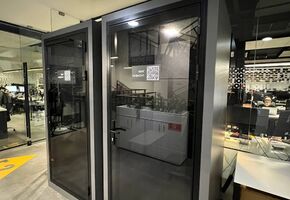 Компанія UALCOM встановила декілька одномісних акустичних кабін в офісі технологічної компанії., Київ